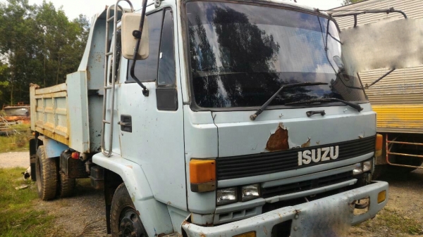 รถอีซูซุ 6 ล้อดั้ม  160 แรงม้า  ปี 33.   สนใจติดต่อ  081 - 6079515