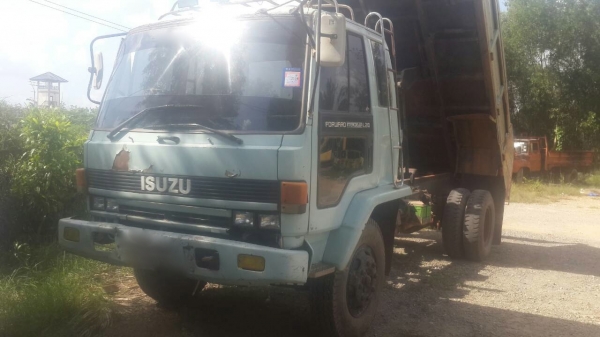 รถอีซูซุ 6 ล้อดั้ม  160 แรงม้า  ปี 33.   สนใจติดต่อ  081 - 6079515