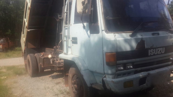 รถอีซูซุ 6 ล้อดั้ม  160 แรงม้า  ปี 33.   สนใจติดต่อ  081 - 6079515