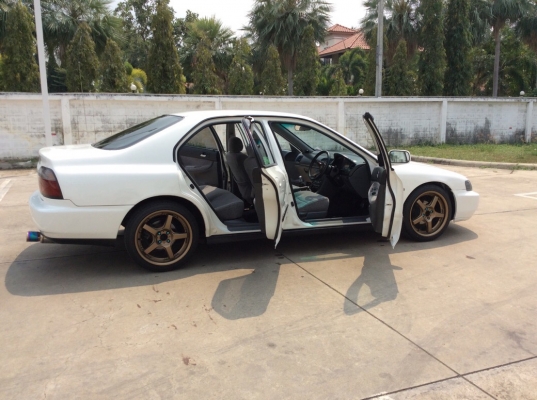 ขายรถ Honda accord ไฟท้าย 2ก้อน ปี97 เครื่องเดิม 2.2 เกียร์ธรรมดา ไฟฟ้าทั้งคัน ภายในเดิมๆสวยสะอาด แอร์เย็นวิทยุCD ตัวถังทนงดีสีเต็มเงาทั้งคัน แม็กขอบ 17" รถขับดีครับ พร้อมใช้งาน ภาษี59 ธันวาคม เล่มพร้อม ขับกลับได้เลยครับ ขายถูก