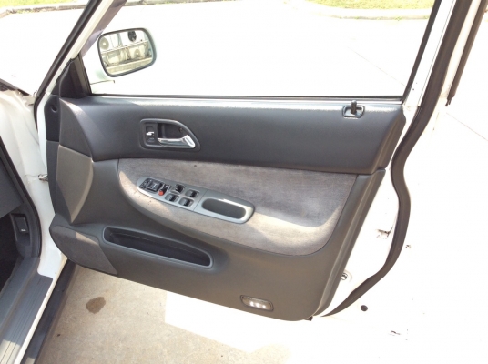 ขายรถ Honda accord ไฟท้าย 2ก้อน ปี97 เครื่องเดิม 2.2 เกียร์ธรรมดา ไฟฟ้าทั้งคัน ภายในเดิมๆสวยสะอาด แอร์เย็นวิทยุCD ตัวถังทนงดีสีเต็มเงาทั้งคัน แม็กขอบ 17" รถขับดีครับ พร้อมใช้งาน ภาษี59 ธันวาคม เล่มพร้อม ขับกลับได้เลยครับ ขายถูก