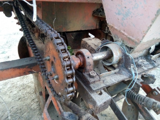 เครื่องปลูกอ้อย ล่องคู่ ใส่รถไถใหญ่ 50 แรงขึ้นไป