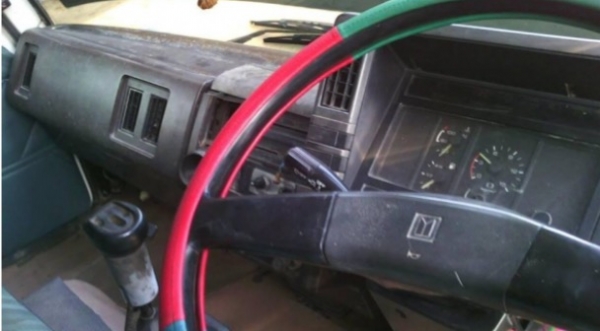 ISUZU ROCKY FXZ 210 HP 6SA1 สิบล้อดั๊มพ์ กระบะดั๊มพ์เหล็ก 12 ตันของ KAC สภาพสวยพร้อมบรรทุกพร้อมใช้งานได้เลยครับ เครื่องยนต์แน่นดีแรงดีเดิมๆ ภายในห้องเก๋งคอนโซลสวยครบพร้อม พวงมาลัยเพาเวอร์ ระบบเบรคทริ๊ปฟี้ครบครัน ช่วงล่างแน่นคัชซีสวยไม่มีบวม ยางสภาพดี 10 เ