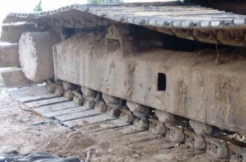 KOMATSU PC 120-5 คอนโทรลสั้น บอดี้สวยเต็ม เครื่องเดิมปั๊มเดิมแห้งดีแรงดีทำงานเร็ว ภายในห้องเก๋งคอนโทรลสั้นใช้งานง่าย สะอาดสวย ภายนอกบูมอาร์มสวยไม่ปะไม่ดาม ช่วงล่างเอวแน่นดี โรลเลอร์โซ่ใบแทรกประมาณ 60\% พร้อมใช้งาน เอกสารสัญญาซื้อขาย ราคาต่อรองได้ครับ