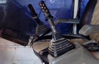 KOMATSU PC 120-5 คอนโทรลสั้น บอดี้สวยเต็ม เครื่องเดิมปั๊มเดิมแห้งดีแรงดีทำงานเร็ว ภายในห้องเก๋งคอนโทรลสั้นใช้งานง่าย สะอาดสวย ภายนอกบูมอาร์มสวยไม่ปะไม่ดาม ช่วงล่างเอวแน่นดี โรลเลอร์โซ่ใบแทรกประมาณ 60\% พร้อมใช้งาน เอกสารสัญญาซื้อขาย ราคาต่อรองได้ครับ