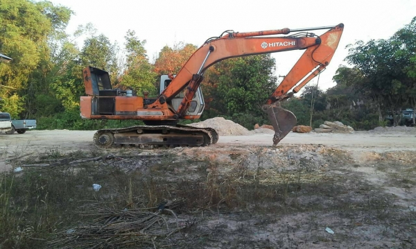 ขาย 465,000 รถแบคโฮ HITACHI  EX 220-1 เครื่องดีปั้มแรงเอวแน่นช่วงล่างดีรถพร้อมใช้ 090-772-3710 090-772-3708