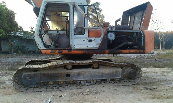 ขาย 465,000 รถแบคโฮ HITACHI  EX 220-1 เครื่องดีปั้มแรงเอวแน่นช่วงล่างดีรถพร้อมใช้ 090-772-3710 090-772-3708