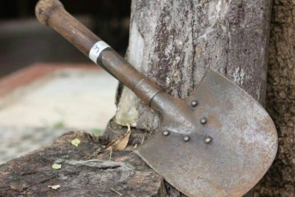 ขายพลั่วทหารงานเก่าไว้ตักดินระเบิดด้ามไม้สวยคลาสลิก