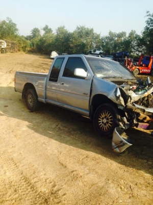 ซากอีซูซุดราก้อนอาย เครื่อง2500 ปี02 ถอดเเยกขายเป็นอะไหลทั้งคันสนใจสอบถามมีหลายรุ่นทั้งเก๋งเเละงกระบะ