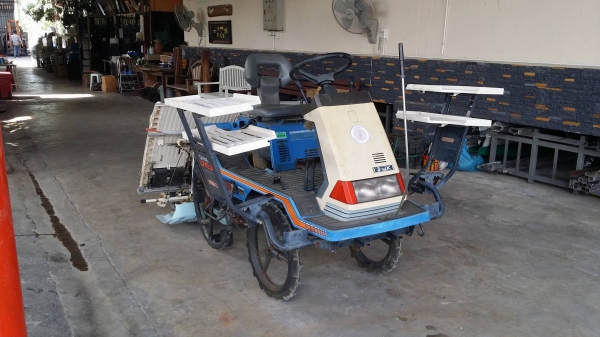 รถดำนานั่งขับ ISEKI รุ่น PA400D เก่าญี่ปุ่น พร้อมกล่องหยอดปุ๋ยด้านท้าย ดำนา 4 แถว สภาพดี เครื่องยนต์ติดง่าย รถดำนานั่งขับ ISEKI รุ่น PA400D เก่าญี่ปุ่น พร้อมกล่องหยอดปุ๋ยด้านท้าย ดำนา 4 แถว สภาพดี เครื่องยนต์ติดง่าย