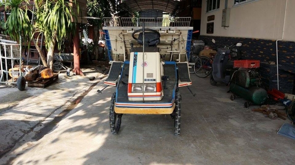 รถดำนานั่งขับ ISEKI   รุ่น PA500D  เก่าญี่ปุ่น พร้อมกล่องหยอดปุ๋ยด้านท้าย ดำนา 5 แถว สภาพสวย