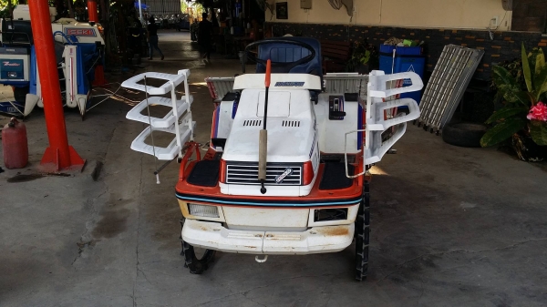 รถปลูกข้าวนั่งขับ KUBOTA รุ่น S1-500R เก่าญี่ปุ่น พร้อมกล่องหยอดปุ๋ยด้านท้าย ดำนา 5 แถว สภาพสวย รถปลูกข้าวนั่งขับ KUBOTA รุ่น S1-500R เก่าญี่ปุ่น พร้อมกล่องหยอดปุ๋ยด้านท้าย ดำนา 5 แถว สภาพสวย