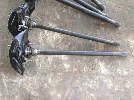 เพลารถไม่รู้เพลาอะไรแต่เป็นของใหม่ 6 น็อต ขายเส้นล่ะ 1200 บาทต่อเส้น