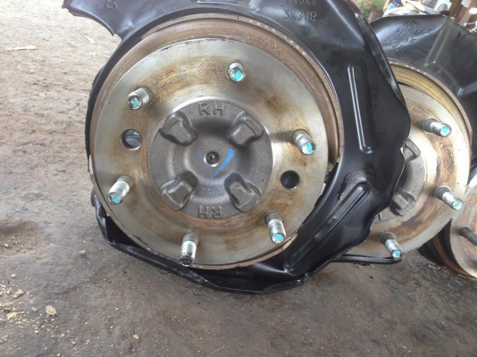 เพลารถไม่รู้เพลาอะไรแต่เป็นของใหม่ 6 น็อต ขายเส้นล่ะ 1200 บาทต่อเส้น