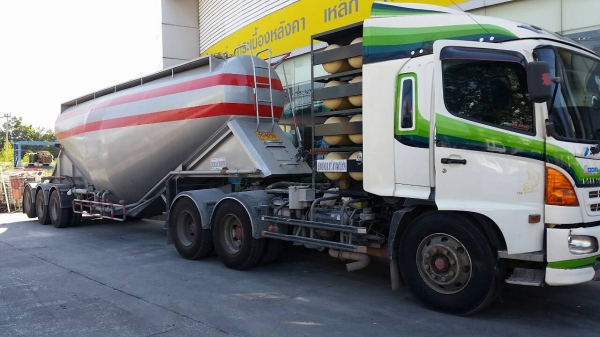 รับจ้างขนส่งและจำหน่ายปูนซิเมนต์ผง ราคาพิเศษ!!! ติดต่อ นายโกวิทย์ รุ่งเรืองธัญญา 081-899-8855