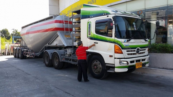 รับจ้างขนส่งและจำหน่ายปูนซิเมนต์ผง ราคาพิเศษ!!! ติดต่อ นายโกวิทย์ รุ่งเรืองธัญญา 081-899-8855