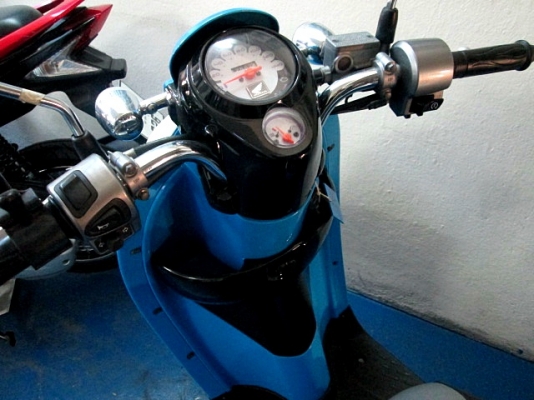 scoopy-i สีฟ้าขาว รถสวย จัดสภาพใหม่ เครื่องดีหายห่วง เบลกดี ยางดี สีสวยไร้ริ้วรอยกวนใจ ราคาสบายกระเป๋า 25900
