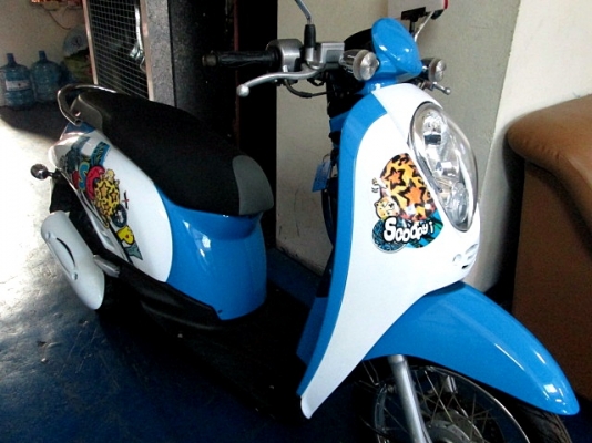 scoopy-i สีฟ้าขาว รถสวย จัดสภาพใหม่ เครื่องดีหายห่วง เบลกดี ยางดี สีสวยไร้ริ้วรอยกวนใจ ราคาสบายกระเป๋า 25900