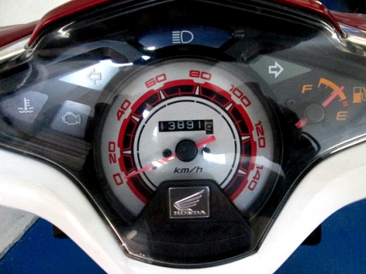 click 110 i สีแดงนํ้าตาล รุ่นท๊อป ล้อแมกซ์ คอมบายเบลก รถเดือน พฤษภาคม ปี54 รถบ้านมือเดียว ไมล์ 13xxx โล ฟรีโอน แถม 4 รายการ  24900