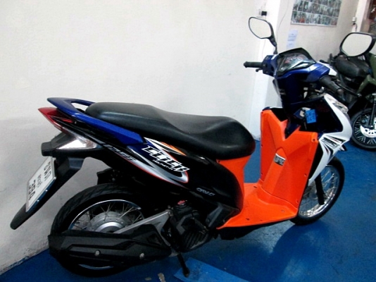 click 125 i สีขาวดำ รุ่น คอมบายเบลก รถเดือน พฤษภาคม ปี 56 ไมล์ 10256 โล  ของแถม 3 รายการ 28900