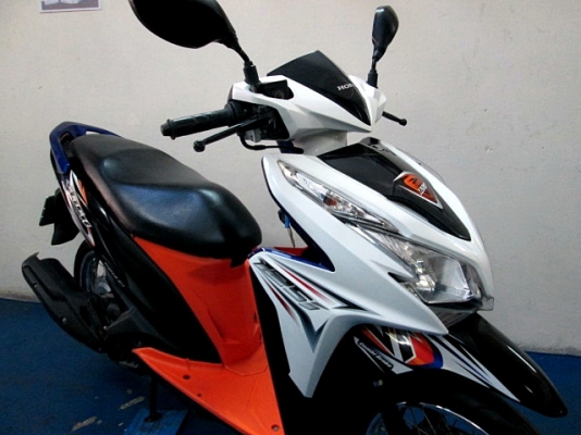 click 125 i สีขาวดำ รุ่น คอมบายเบลก รถเดือน พฤษภาคม ปี 56 ไมล์ 10256 โล  ของแถม 3 รายการ 28900