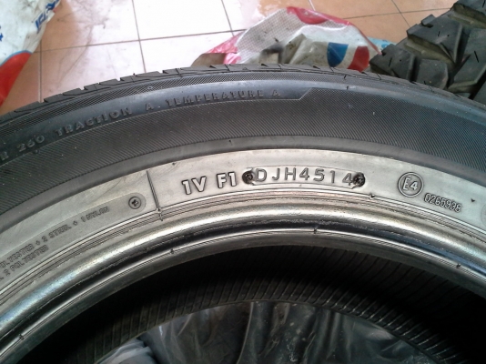 ขายยาง bridestone 215/60/16 ใช้มาอายุ 1 ปี 4 เส้น