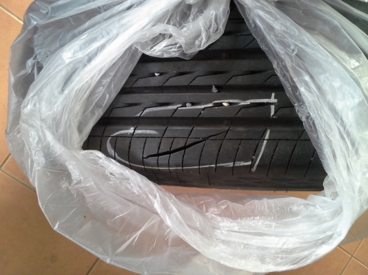 ขายยาง bridestone 215/60/16 ใช้มาอายุ 1 ปี 4 เส้น