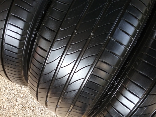 ยาง MICHELIN รุ่น PRIMACY 3 ST. 205 55R16 กลางปี2015 สภาพสวยมากๆ ดอกเต็มๆไม่มีปะ