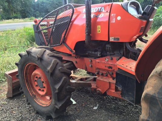 Kubota ปี53 วิ่ง 4,000 ชม M7040 70แรง 2 เพลา มีอุปกรณ์ดันหน้า กับ หางหลังให้1ชิ้นครับ รถอยู่โคราช 400,000 0866642442