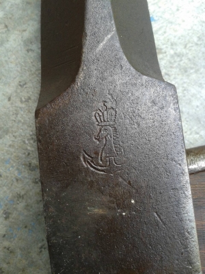 ขายขวานทหารงานเก่ายุคสงครามตราม้าน้ำมงกุฏสมอด้ามไม้ประดู่