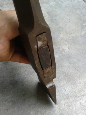 ขายขวานทหารงานเก่ายุคสงครามตราม้าน้ำมงกุฏสมอด้ามไม้ประดู่