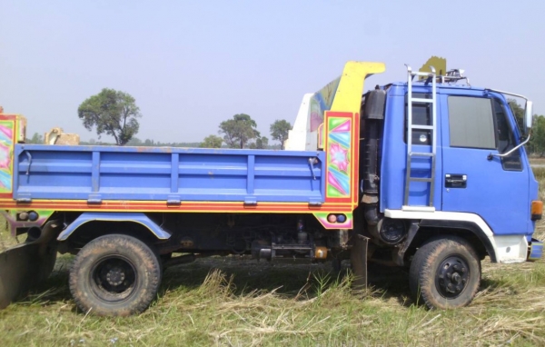 ISUZU ROCKY 175 HP 6BG1 หกล้อดั๊มพ์ กระบะดั๊มพ์เหล็ก 5 ตันความยาว 3.60 เมตรสภาพสวยจัดพร้อมบรรทุกพร้อมใช้งานได้เลยครับ ภายในห้องเก๋งสวยสะอาดคอนโซลครบพร้อม แอร์เย็น พวงมาลัยเพาเวอร์ ระบบเบรคทริ๊ปฟี้ ช่วงล่างคัชซีไม่บวม ยาง 8.25 ขอบ 16 สภาพดีแระมาณ 65\% พร้อม