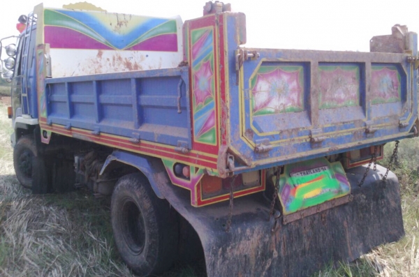 ISUZU ROCKY 175 HP 6BG1 หกล้อดั๊มพ์ กระบะดั๊มพ์เหล็ก 5 ตันความยาว 3.60 เมตรสภาพสวยจัดพร้อมบรรทุกพร้อมใช้งานได้เลยครับ ภายในห้องเก๋งสวยสะอาดคอนโซลครบพร้อม แอร์เย็น พวงมาลัยเพาเวอร์ ระบบเบรคทริ๊ปฟี้ ช่วงล่างคัชซีไม่บวม ยาง 8.25 ขอบ 16 สภาพดีแระมาณ 65\% พร้อม