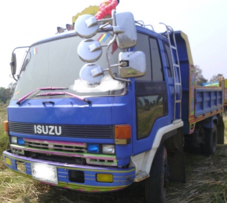 ISUZU ROCKY 175 HP 6BG1 หกล้อดั๊มพ์ กระบะดั๊มพ์เหล็ก 5 ตันความยาว 3.60 เมตรสภาพสวยจัดพร้อมบรรทุกพร้อมใช้งานได้เลยครับ ภายในห้องเก๋งสวยสะอาดคอนโซลครบพร้อม แอร์เย็น พวงมาลัยเพาเวอร์ ระบบเบรคทริ๊ปฟี้ ช่วงล่างคัชซีไม่บวม ยาง 8.25 ขอบ 16 สภาพดีแระมาณ 65\% พร้อม
