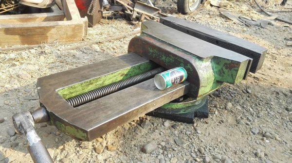 *** Sold *** ปากกายักษ์ฐานปรับองศา ขนาด 20" ยาว 30" ตัวใหญ่แข็งแรง สภาพสวยปากคม หนักแน่นพร้อมใช้งาน.