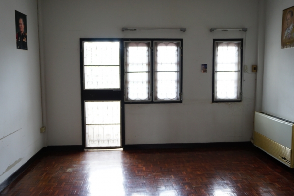 - ขายด่วน บ้านแฝด ทาวน์เฮาส์ 2 ชั้น 33 ตรว. 2.3 ลบ. (พร้อมโอนให้เลยจ้า)  บ้านเลขที่ 85"87