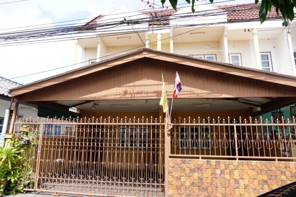 - ขายด่วน บ้านแฝด ทาวน์เฮาส์ 2 ชั้น 33 ตรว. 2.3 ลบ. (พร้อมโอนให้เลยจ้า)  บ้านเลขที่ 85"87