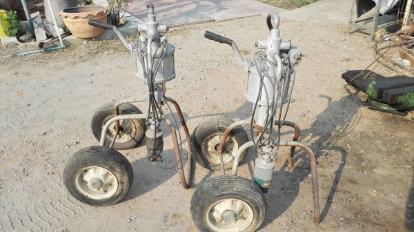 Sell>> AIRLESS SPAY เครื่องพ่นสี มีมา 2 ตัว อุปกรณ์มีมาตามรูป สามารถทำเป็นอะไหล่ได้ ขายไม่แพงครับ!!