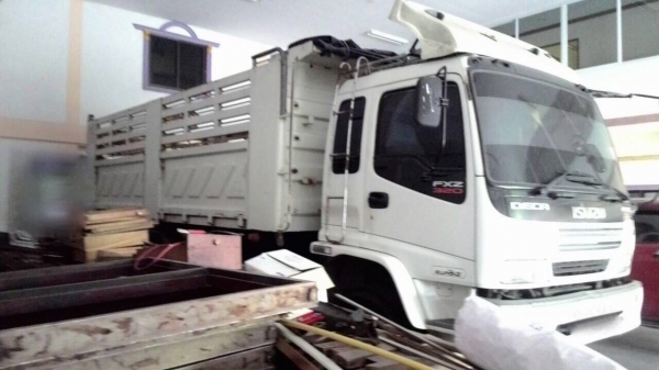 รถอีซูซุ 10 ล้อดั้ม FXZ  320 แรงม้า. ปี 50.  ( รถวิ่ง 15x,xxx กม. )    สนใจติดต่อ  081 - 6079515