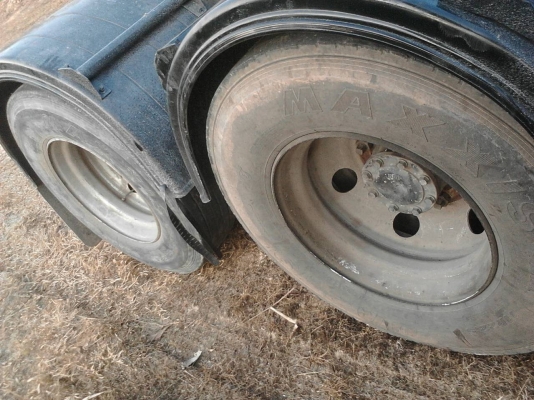 รถมิตซู 10 ล้อ หัวลาก FN527 - 225  แรงม้า.  ปี 40.  ( มี ขาย 3 หัว. )    สนใจติดต่อ  081 - 6079515