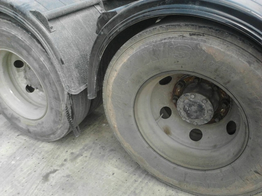 รถมิตซู 10 ล้อ หัวลาก FN527 - 225  แรงม้า.  ปี 40.  ( มี ขาย 3 หัว. )    สนใจติดต่อ  081 - 6079515