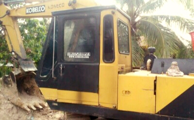 KOBELCO K903 SK 60 เอกสารใบอินวอย ภายในเก๋งแอร์เย็น สะอาดสวย คอนโทรลง่ายใช้งานสะดวก เครื่องยนต์เดิมๆแรงดีทำงานได้เร็วปกติดีครับ ภายนอกบอดี้สวย ช่วงล่างเต็มดี เฟรมสองข้างไม่มีผุ โรลเลอร์โซ่ใบแทรกสภาพดีประมาณ 60\% พร้อมทำงานได้เลย ราคาต่อรองได้ครับ