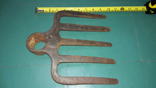 ขายคราดงานเก่าโบราณงานยุโรปใหญ่หนัก2.3กิโลกรัม ขายคราดงานเก่าโบราณงานยุโรปใหญ่หนัก2.3กิโลกรัม