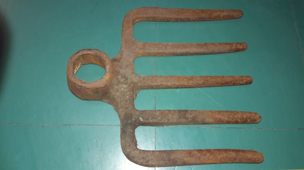 ขายคราดงานเก่าโบราณงานยุโรปใหญ่หนัก2.3กิโลกรัม ขายคราดงานเก่าโบราณงานยุโรปใหญ่หนัก2.3กิโลกรัม