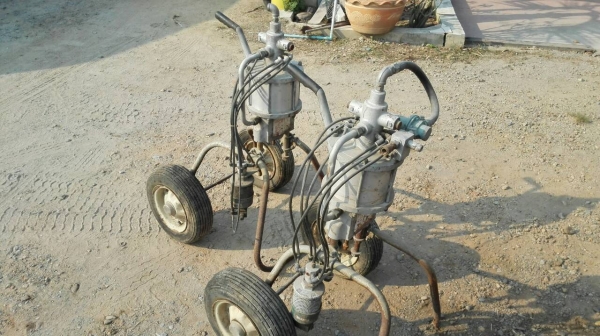 Sell>> AIRLESS SPAY เครื่องพ่นสี มีมา 2 ตัว อุปกรณ์มีมาตามรูป สามารถทำเป็นอะไหล่ได้ ขายไม่แพงครับ!!