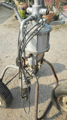 Sell>> AIRLESS SPAY เครื่องพ่นสี มีมา 2 ตัว อุปกรณ์มีมาตามรูป สามารถทำเป็นอะไหล่ได้ ขายไม่แพงครับ!!