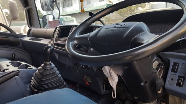 รถฮีโน่ 10 ล้อ หัวลาก  320 แรงม้า. ปี 47   ( มีขาย 2 หัว. )     สนใจติดต่อ  081 - 6079515