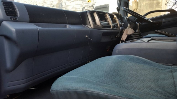 รถฮีโน่ 10 ล้อ หัวลาก  320 แรงม้า. ปี 47   ( มีขาย 2 หัว. )     สนใจติดต่อ  081 - 6079515