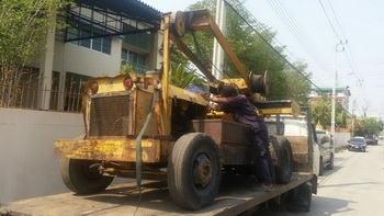 กำลัง ยกลงจากรถครับ สำหรับ รถตอกคอนกรีต ตอกพื้นถนน ARROW HJ1250 มือสองญี่ปุ่นครับ