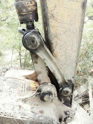 ขายรถแบคโฮ KOMATSU PC100-5 ช่วงล่างใหม่ ไม่มีเอกสาร ไม่มีระบบไฟ คอลโทรลยาว ราคา 620000